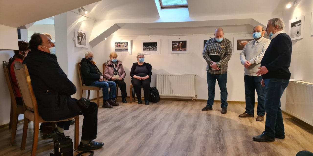 TÚLÉLŐ-E A SAJTÓFOTÓ AVAGY MILYEN A VILLÁM DÖRGÉS NÉLKÜL? (gondolatok egy sajtófotó kiállítás margójára)