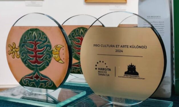 Tárlatnyitó és díjátadó a Bernády Házban