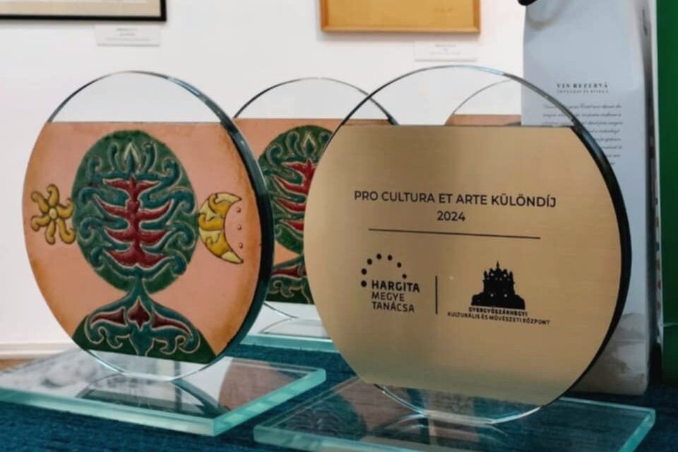 Tárlatnyitó és díjátadó a Bernády Házban